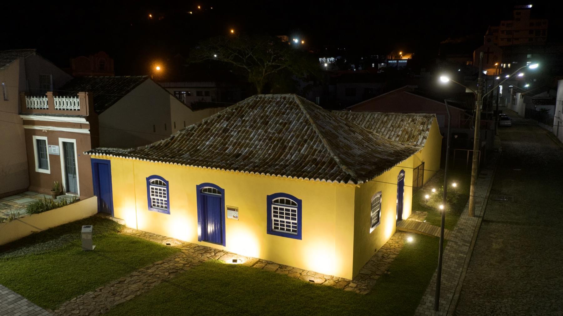 Casa de Anita Garibaldi iluminada à noite, no centro histórico de Laguna
