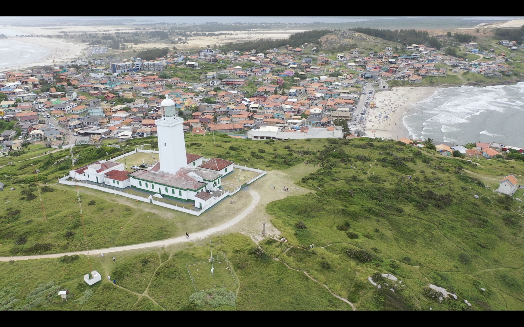 Farol de Santa Marta visto do alto, com a vila e a praia ao redor