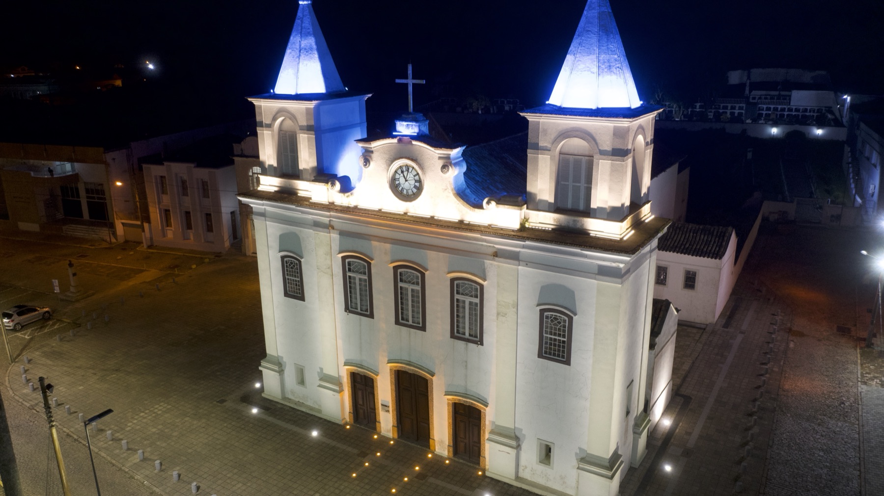 Igreja Matriz de Santo Antônio dos Anjos iluminada à noite