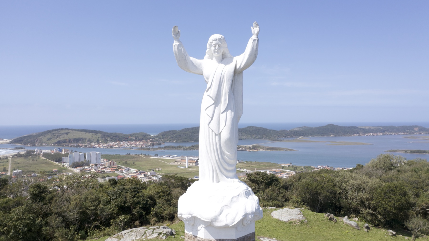Estátua no Morro da Glória com vista panorâmica da baía de Laguna