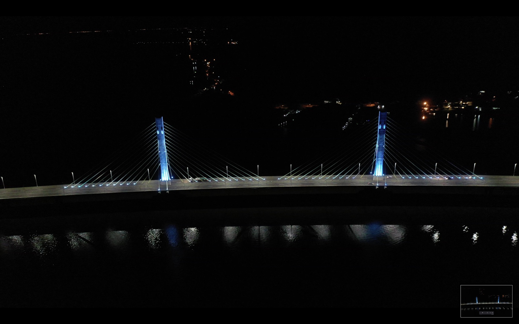 Ponte Anita Garibaldi iluminada de azul à noite, vista aérea